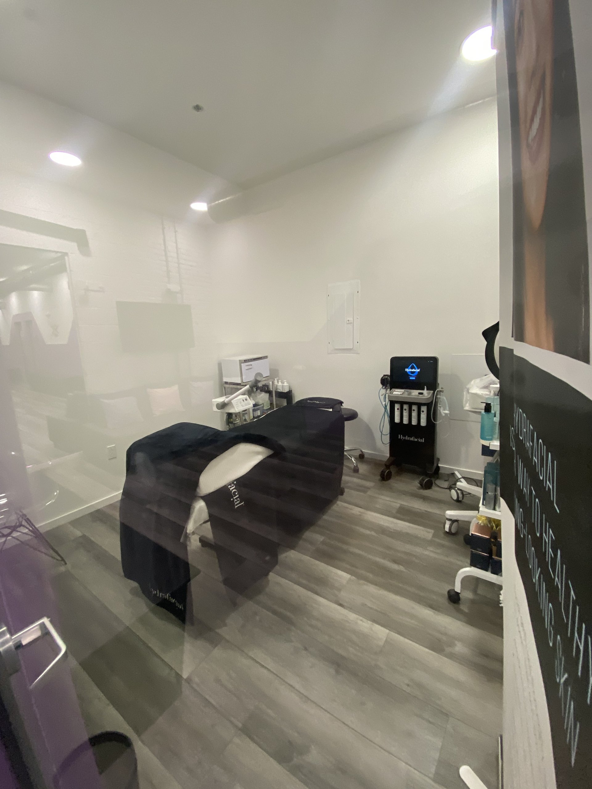 A facials and hydrafacials treatment room in a salon suite at Billy Penn Studios